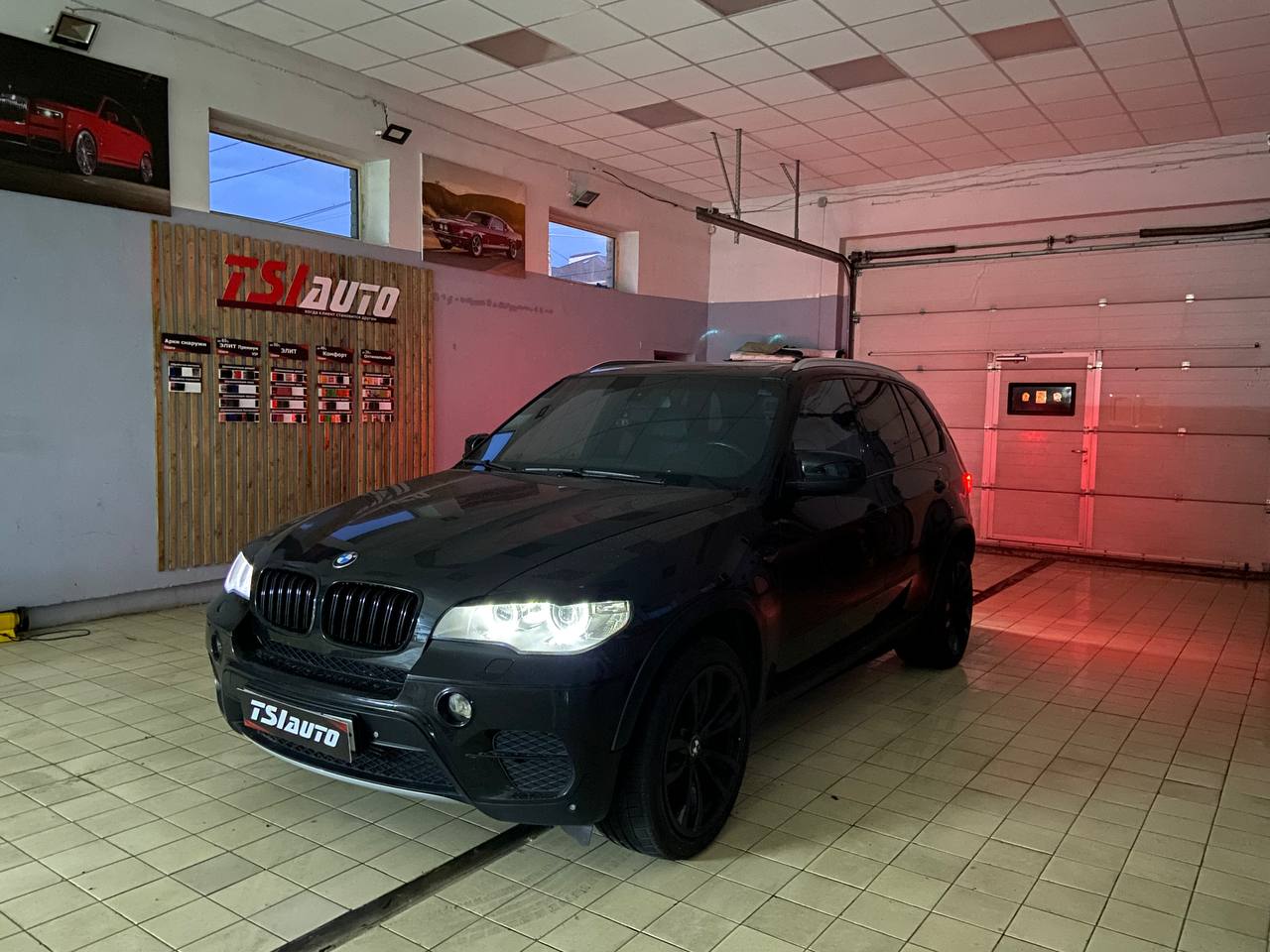 Установка подсветки салона в BMW X5 E70 в Калуге