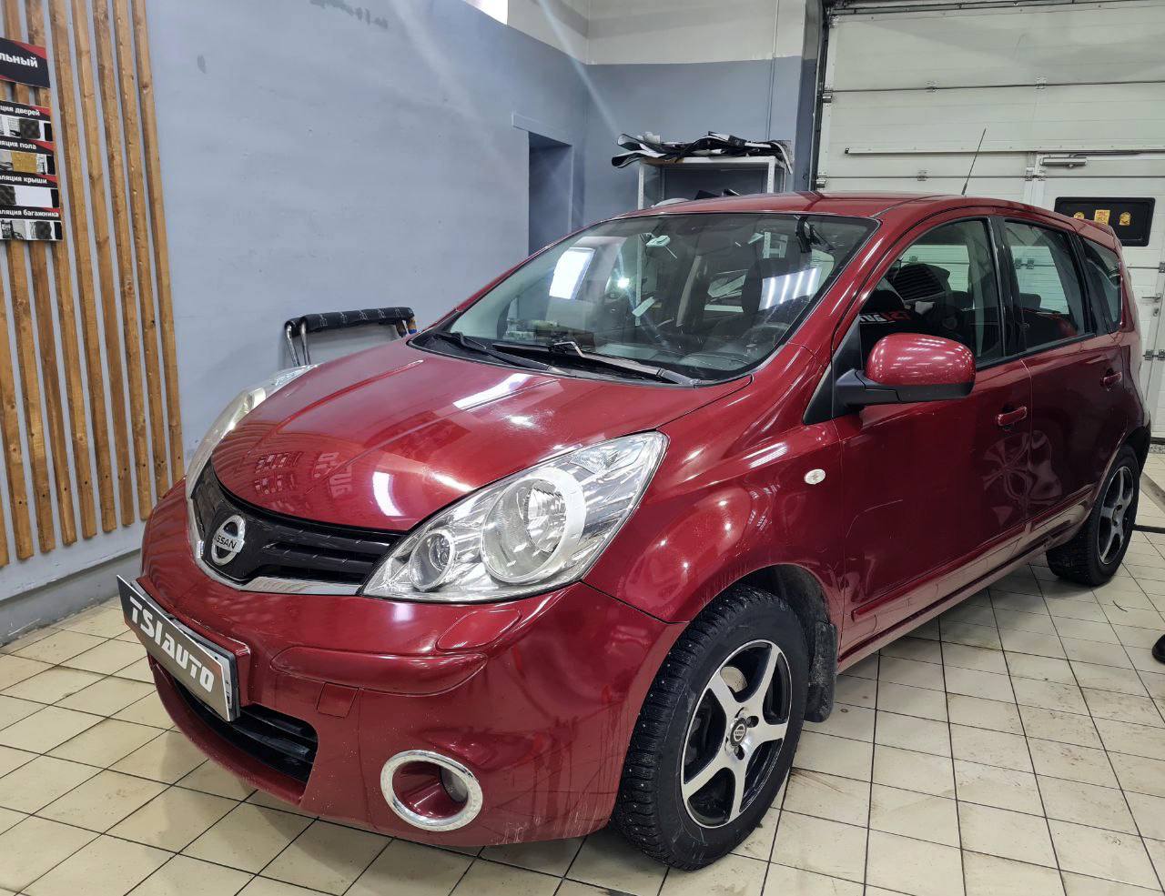 Nissan Note оклейка фар бронепленкой в Калуге