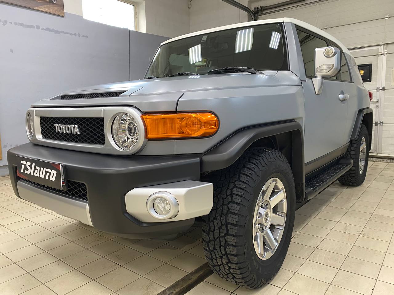 Оклейка матовой бронепленкой Toyota FJ Cruiser в Калуге